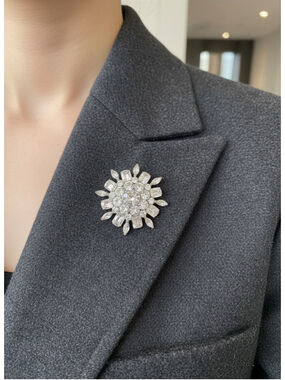 Vintage Rhinestone Snowflake Brooch Pin Silver Tone Clear Crystal Statement...